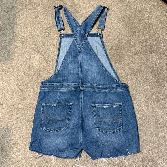 American Eagle Distressed Medium Wash Tomgirl Short Overalls Size L - Picture 2 of 5